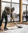 Лопата для снега Fiskars SnowXpert Roller X-series (1057179) - 4