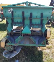 Розкидач добрив МТТ-4У, 24 м, 2011 р.в, б/в