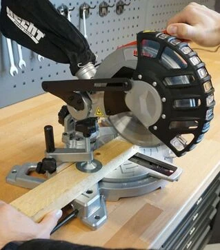 Пила торцовочная HECHT 813