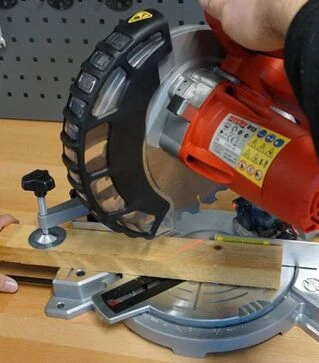 Пила торцовочная HECHT 813