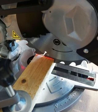 Пила торцовочная HECHT 813