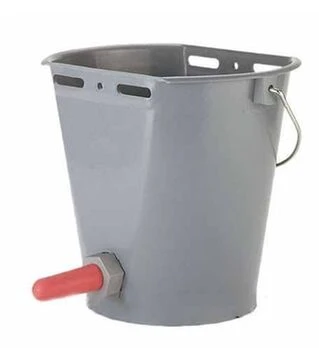 Ведро с резиновой соской для кормления телят